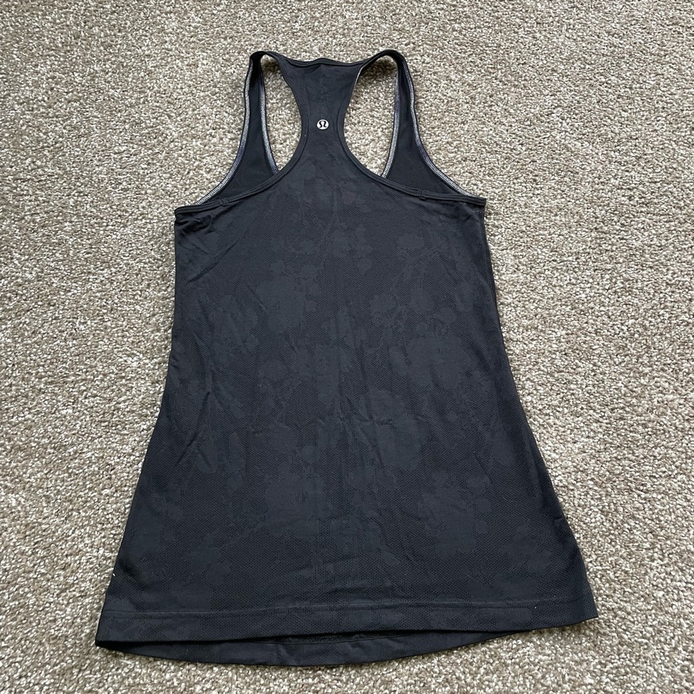 Lululemon size 2 black print tank top!